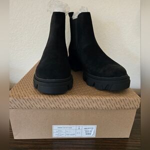 NIB Urban Outfitters Chelsea boots, 9